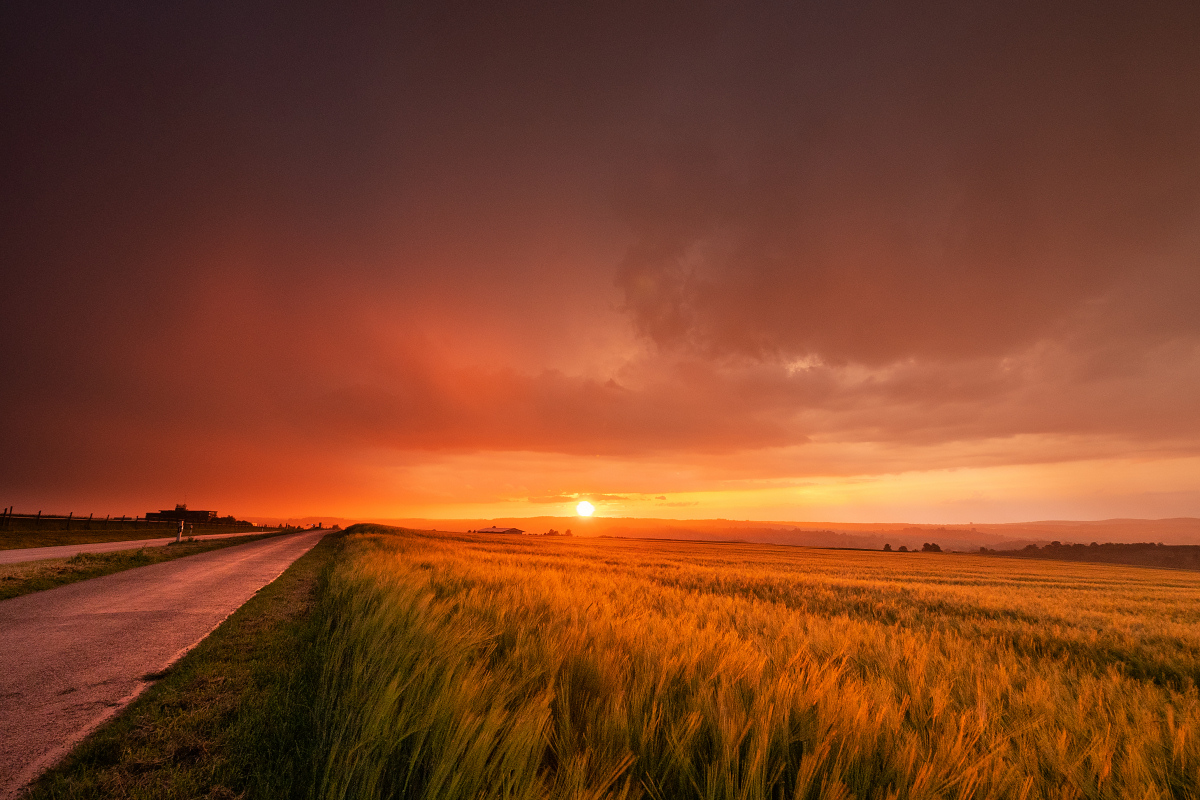 Sonnenuntergang am Rand eines Gewitters