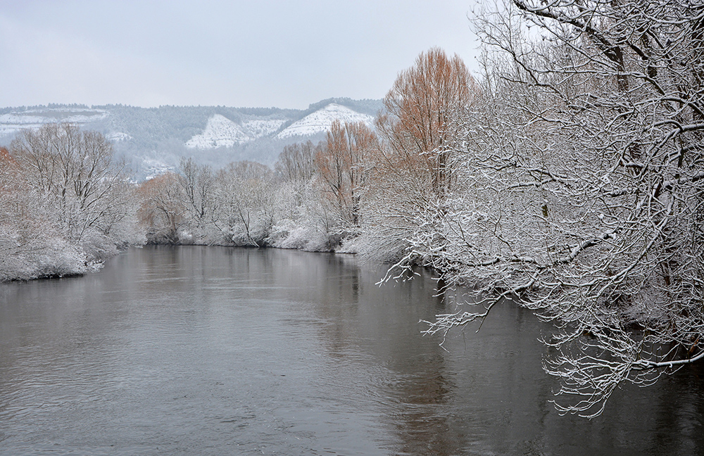 Neuschnee an der Saale