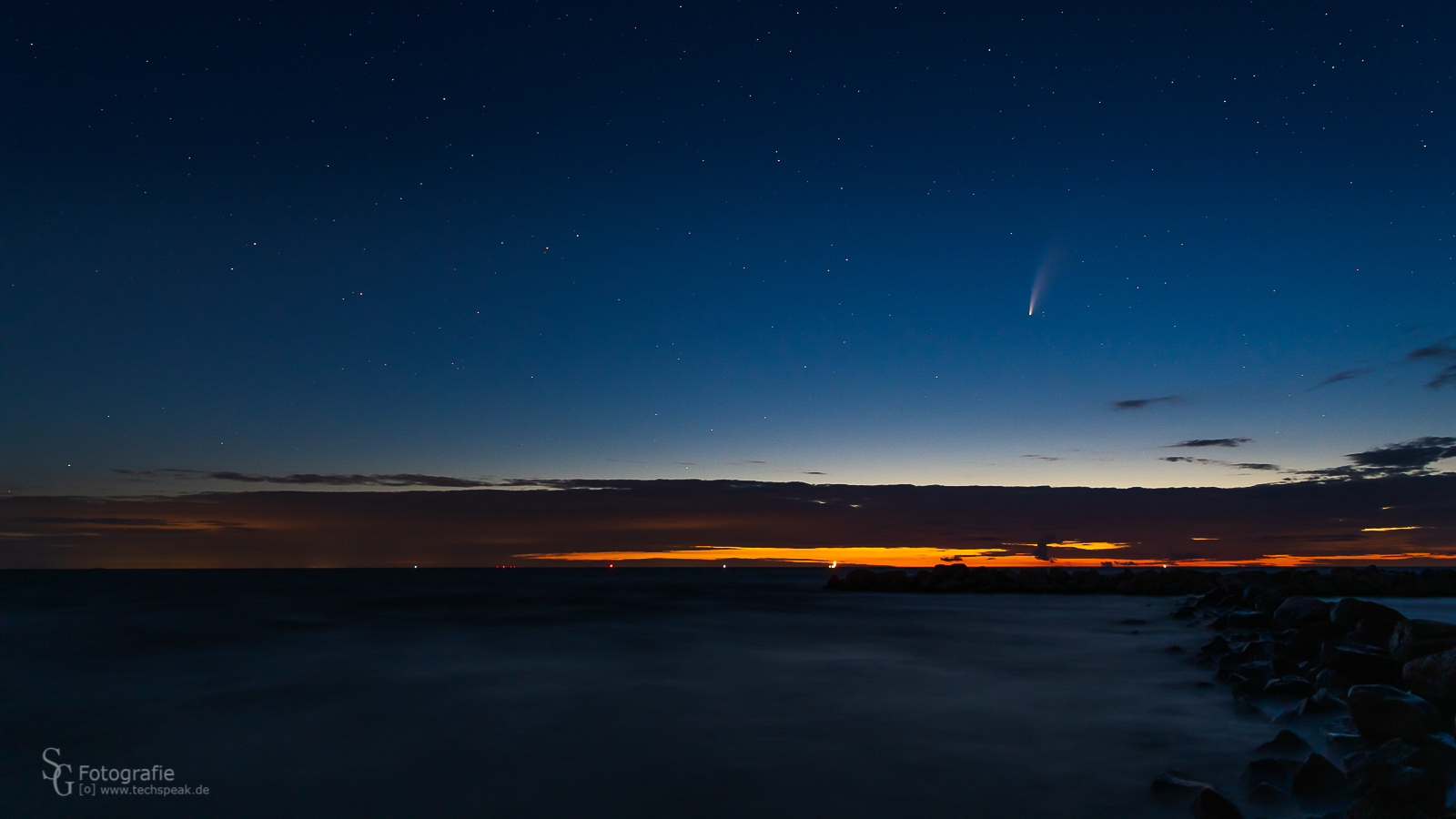 Neowise über der Ostsee