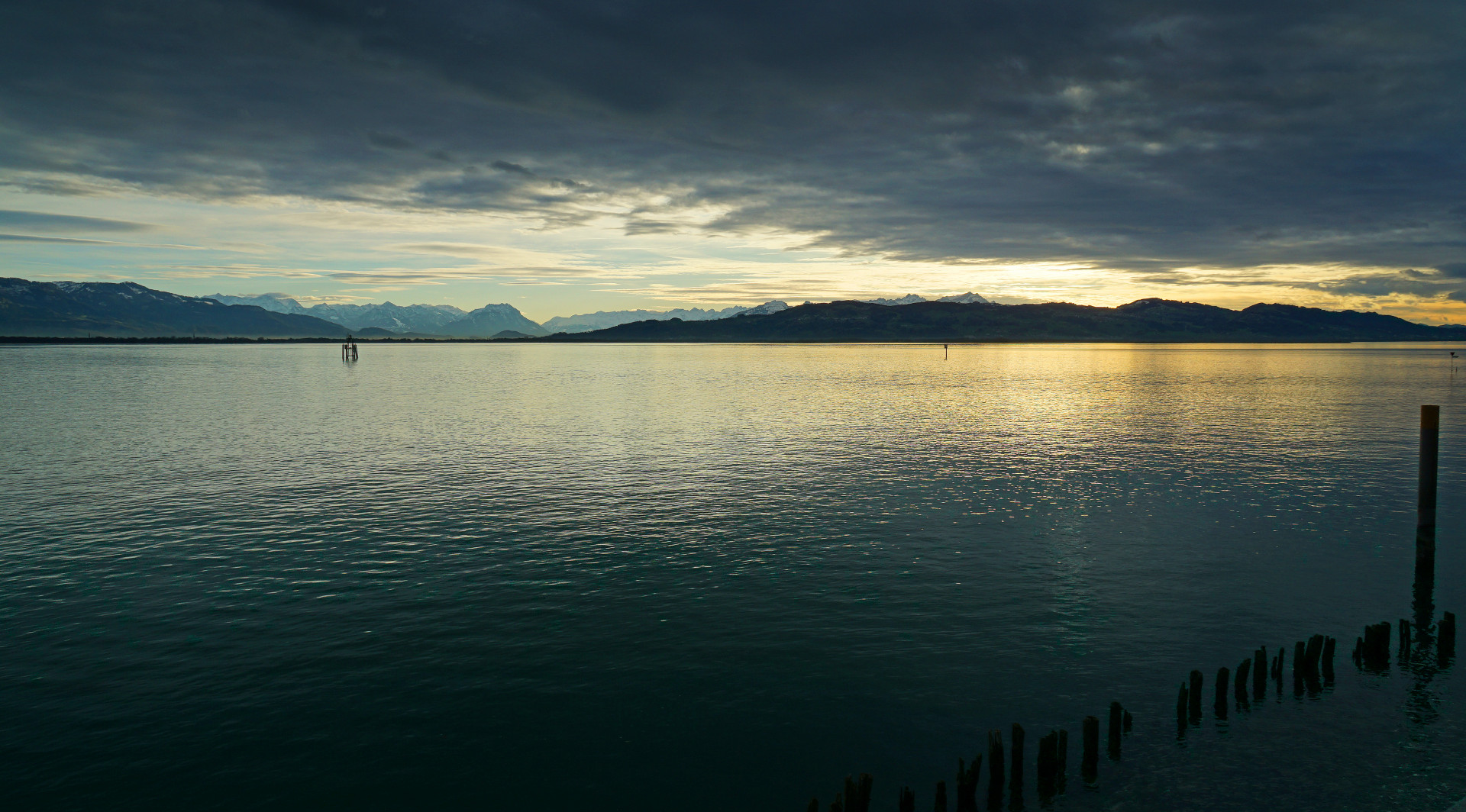 Kurz vor der Nacht am See.